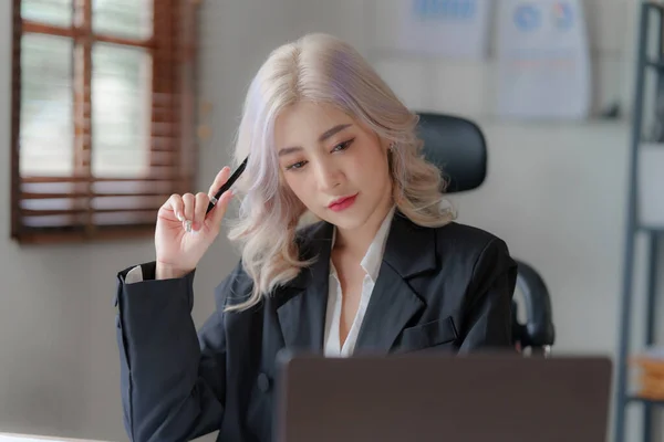 Stressad Asiatisk Affärskvinna Oroa Med Många Dokument Skrivbordet Kontoret — Stockfoto