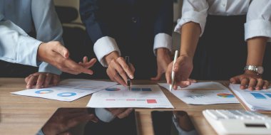 İş takım eller ile mali plan tıkır tıkır, Toplantı, tartışma, tablet ofis masasında, Toplantı kavramı ile brainstrom.