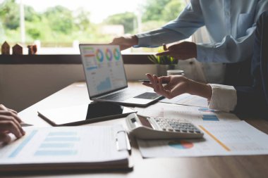 İş takım eller ile mali plan tıkır tıkır, Toplantı, tartışma, tablet ofis masasında, Toplantı kavramı ile brainstrom.