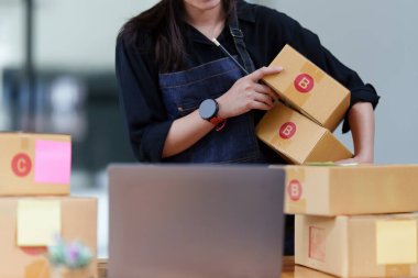 Küçük işletme perakende pazarı ve çevrimiçi pazarlama dağıtımı, KOBİ e-ticaret kavramı.