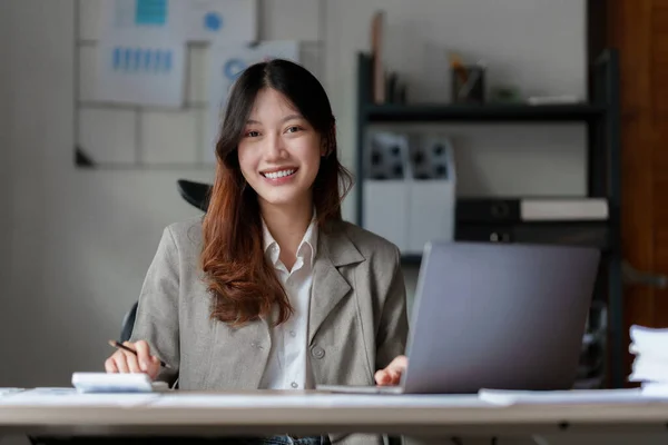 Asian Business Woman Eller Revisor Gör Matematik Och Analysera Med — Stockfoto