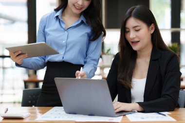 Dijital tablet ve yönetimle çalışan bir grup bilişim danışmanı büyük veriler elde ediyor ve şirketin mali belgelerini analiz ediyor.