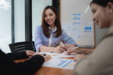İş adamları yönetim kurulunda analiz üzerinde çalışıyorlar. hesap ve finans kavramı.