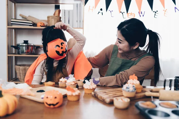 Mladá Dívka Matka Halloween Dělat Pamlsky Dortíky Stole Šťastný Halloween — Stock fotografie