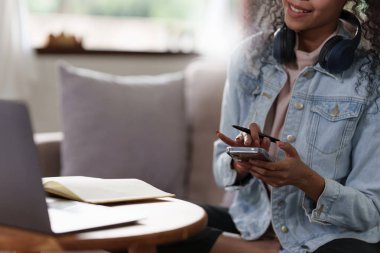 Asyalı kadın sosyal medyayı telefonla kontrol ediyor ve müzik dinliyor. yaşam tarzı konsepti.