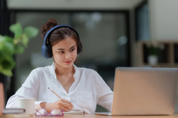 Jovem Empresário Sorrindo Analisar Orçamento Financeiro Corporação Conceito Conta Auditoria — Fotografia de Stock