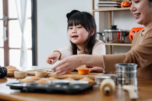 Νεαρό Κορίτσι Και Μητέρα Στο Χάλογουιν Φτιάχνουν Γλυκά Και Κεκάκια — Φωτογραφία Αρχείου