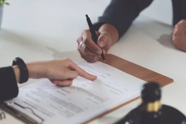 Mujer Negocios Abogados Discutiendo Papeles Contractuales Con Escala Latón Escritorio — Foto de Stock