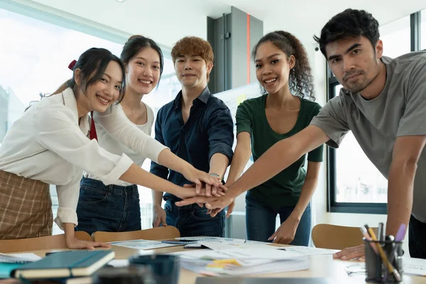 Zakenmensen Die Hun Handen Ineenslaan Een Houten Achtergrond Het Kantoor — Stockfoto