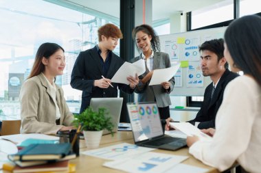 Bir grup iş adamı toplantı odasında analiz üzerinde çalışıyor. hesap ve finans kavramı.