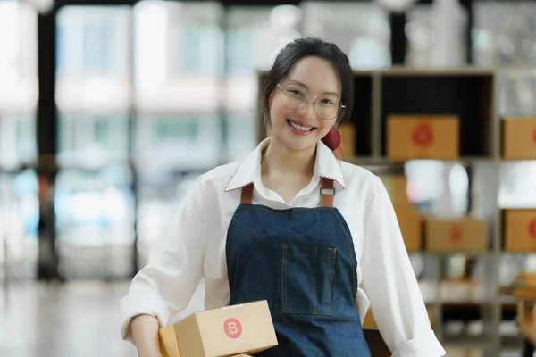 아시아인 소기업의 소유자가 사무실에서 일하고 온라인 마케팅 Sme 상거래 — 스톡 사진