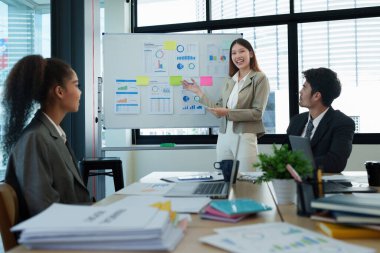 Çok kültürlü iş adamları, strateji atölyesi işletmeleri için yönetim kurulunda toplanıyorlar..