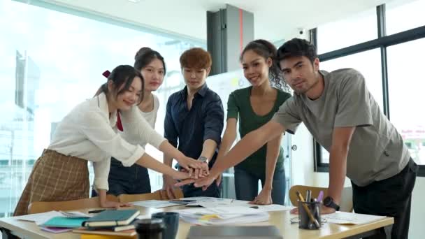 Gruppo Uomini Affari Mettendo Mani Che Lavorano Insieme Sfondo Legno — Video Stock