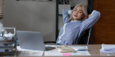 Asyalı İş kadını teknik fiyat grafiği ve göstergesini analiz etmeye çalışıyor. finans kavramı.