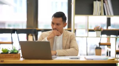 Stresli Asyalı iş kadını mali tabloları analiz ediyor. Hesap ve denetim kavramı.