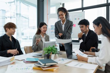 Çok kültürlü iş adamları, strateji atölyesi işletmeleri için yönetim kurulunda toplanıyorlar..