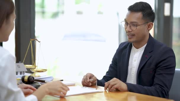 Zakenvrouw Advocaten Bespreken Contractpapieren Met Koperen Weegschaal Houten Bureau Kantoor — Stockvideo