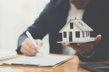 Emlakçı kontratı imzalamadan önce müşteriye sigorta ve anlaşma sözleşmesini açıkla.