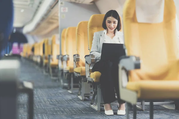 Azji Biznes Kobieta Pracuje Laptopem Samolocie Przed Podróżą — Zdjęcie stockowe