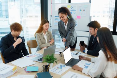 Çok kültürlü iş adamları, strateji atölyesi işletmeleri için yönetim kurulunda toplanıyorlar..