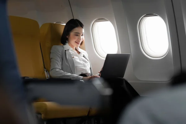 Fondo Investimento Donna Seduta Aereo Controllare Progetto Prima Incontrare Cliente — Foto Stock