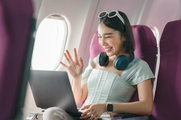 Gioioso Asiatico Donna Siede Aeroplano Utilizzando Laptop Mentre Andare Viaggiare — Foto Stock