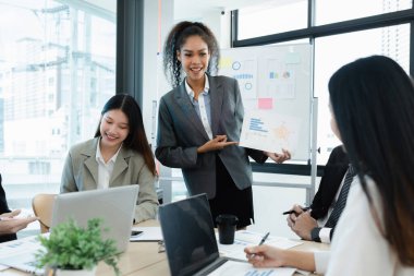 Dizüstü bilgisayar ve yönetim ile çalışan bir grup bilişim danışmanı büyük veriler elde ediyor ve şirketin mali belgelerini analiz ediyor.