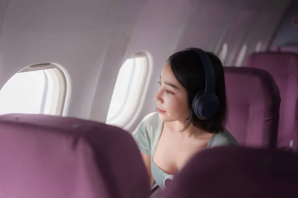 Jovem Mulher Asiática Usar Fones Ouvido Para Cancelamento Ruído Busca — Fotografia de Stock