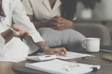 Emlakçı kontratı imzalamadan önce müşteriye sigorta ve anlaşma sözleşmesini açıkla.