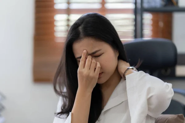 Retrato Estressado Asiático Empresária Escritório Síndrome Burnout Conceito Projeto Prazo — Fotografia de Stock