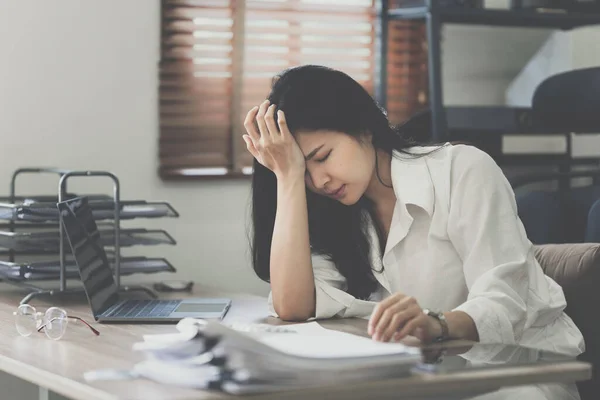 Stressed Asian Businesswoman Paperwork Office Burnout Syndrome Deadline Project Concept — Stock Photo, Image