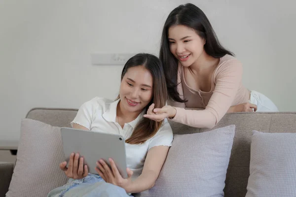 Två Asiatiska Kvinnor Som Har Trevliga Livliga Samtal Vardagsrummet Soffan — Stockfoto