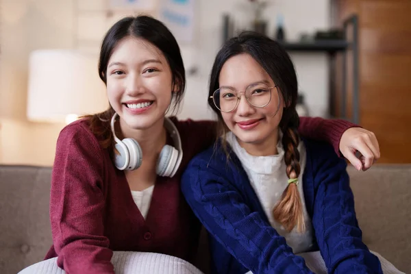 Twee Aziatische Vrouwen Hebben Een Leuk Levendig Gesprek Woonkamer Bank — Stockfoto