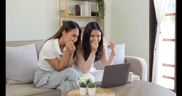 Två Asiatiska Kvinnor Som Har Trevliga Livliga Samtal Vardagsrummet Soffan — Stockvideo