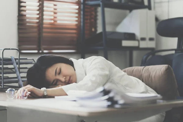 Stressed Asiático Empresária Com Papelada Escritório Síndrome Burnout Conceito Projeto — Fotografia de Stock