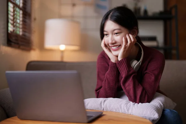 Ung Asiatisk Kvinna Sitter Soffan Tittar Laptop Mysiga Vardagsrum Hemma — Stockfoto