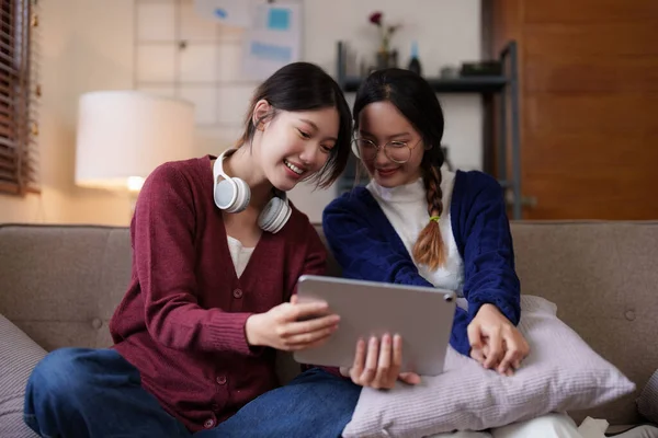 Två Asiatiska Kvinnor Som Har Trevlig Livlig Aktivitet Vardagsrummet Soffan — Stockfoto