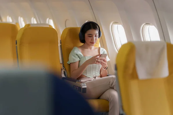 Jovem Mulher Asiática Usando Smartphone Conectado Internet Durante Voo Bordo — Fotografia de Stock