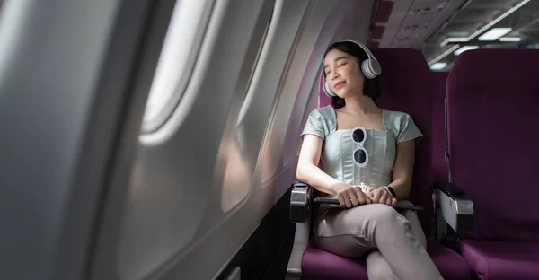 Joyful Mulher Asiática Senta Avião Ouvir Música Enquanto Vai Viajar — Fotografia de Stock