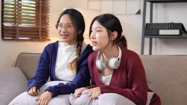 Deux Jeunes Femmes Applaudissant Ensemble Pour Sport Télévision Dans Salon — Video