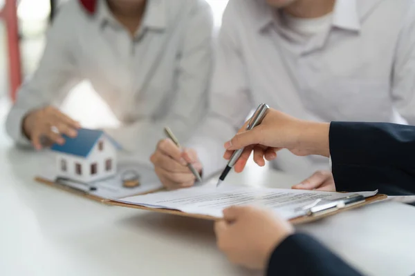 Emlakçı kontratı imzalamadan önce müşteriye sigorta ve anlaşma sözleşmesini açıkla.