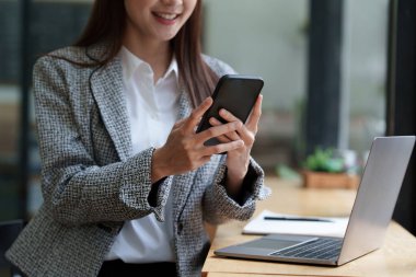 Bir iş kadını, dijital tasarruf hesabı açmak için online bankacılık programı kullanarak KYC 'yi tamamlıyor. Siber güvenliğin tanımı.