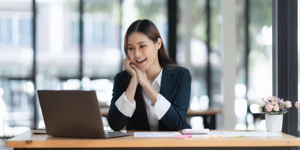 Vacker Asiatisk Affärskvinna Som Jobbar Laptop Kontoret Företagsfinansiering — Stockfoto