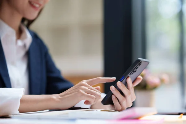 Una Mujer Negocios Completa Kyc Utilizando Programa Banca Línea Con — Foto de Stock