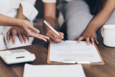 Emlakçı kontratı imzalamadan önce müşteriye sigorta ve anlaşma sözleşmesini açıkla.