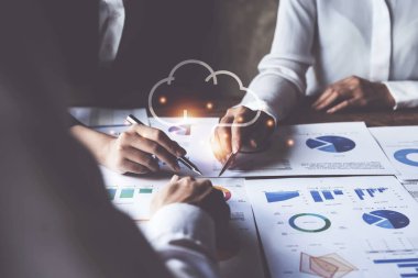 Bir grup İşkadını ve Muhasebeci, yolsuzluk hesabının soruşturulması için veri belgelerini inceliyor. Rüşvet karşıtı kavram.