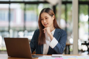 Fon yöneticileri danışma ve analiz Yatırım borsası hakkında tartışma.
