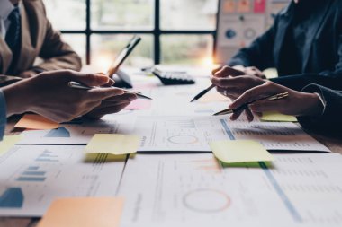İş ekibi çalışması, gelecekteki dijital pazarlama stratejilerini analiz ediyor. dijital ve büyük veri kavramı.