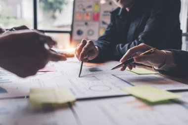 IT danışman grubu büyük veriler üzerinde çalışıyor ve şirketin mali belgelerini analiz ediyor.