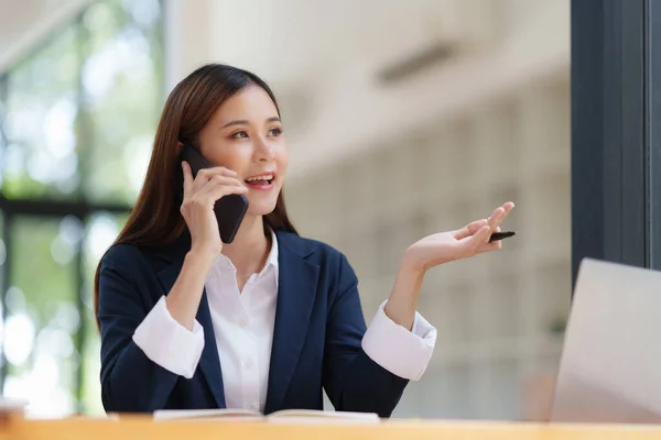 Азійська Бізнес Жінка Робить Діловий Дзвінок Розмовляючи Телефону Концепція Бухгалтерії — стокове фото